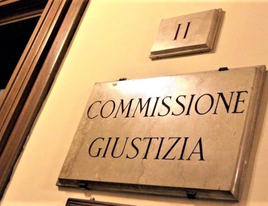 Maternità surrogata reato universale: il via libera della Commissione giustizia