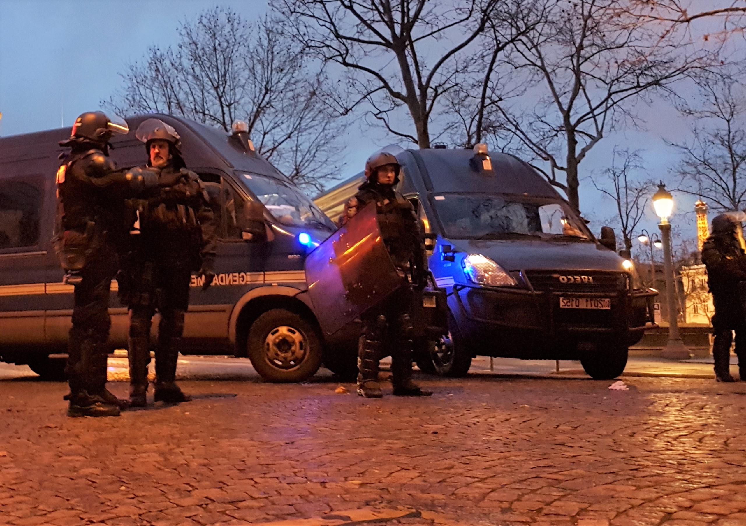 Scontri in Francia: morto ragazzo colpito da un Flash-ball sparato dalla polizia