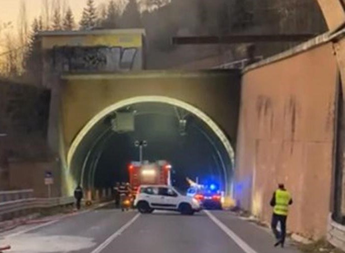 Fossombrone: incidente in galleria tra pullman e ambulanza. 4 morti