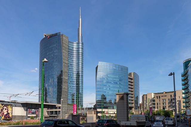 Milano, donna accoltellata in piazza Gae Aulenti, la confessione dell’aggressore:  “L’ho scelta a caso”