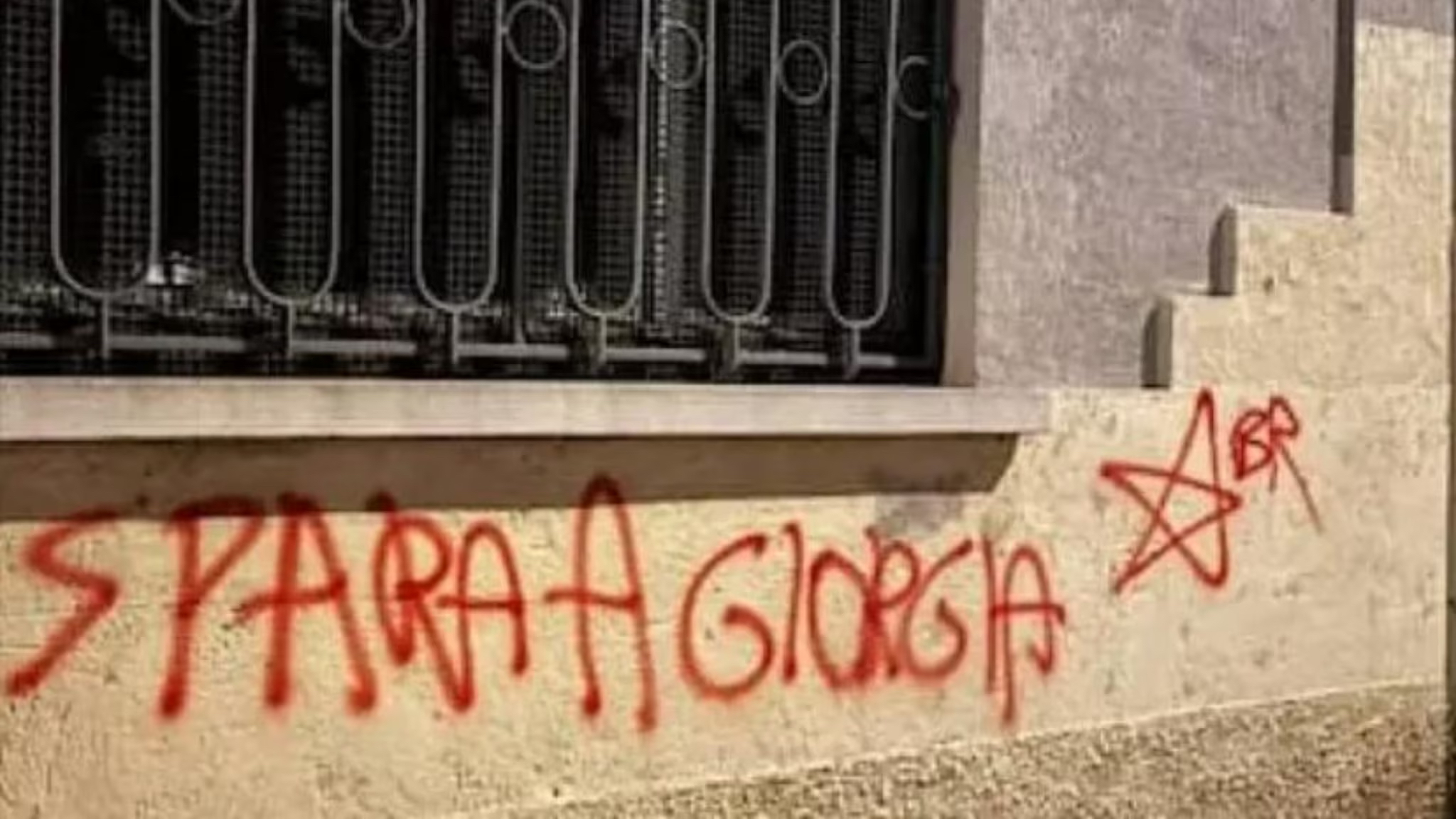 Scritta minatoria contro Giorgia Meloni firmata BR
