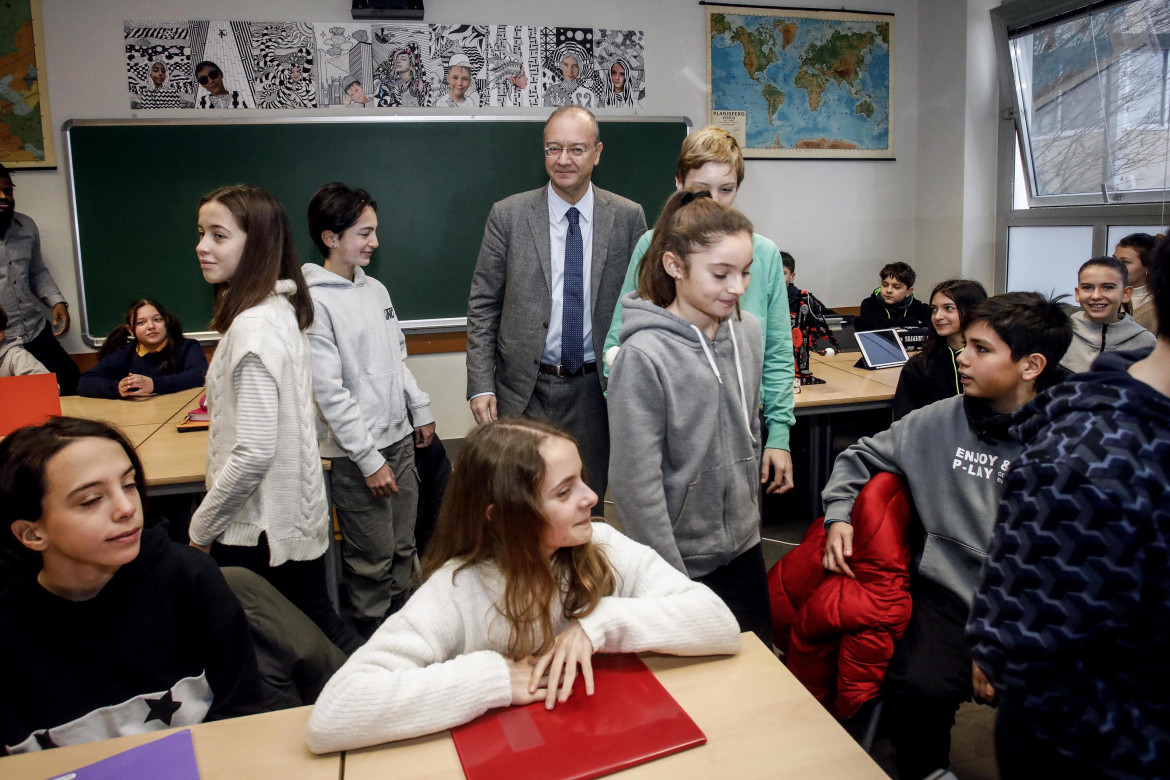 Metal detector nelle scuole: la circolare di Valditara
