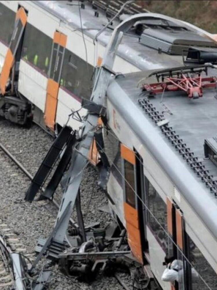 Spagna, 150 feriti e oltre 30 morti dallo scontro tra i due treni