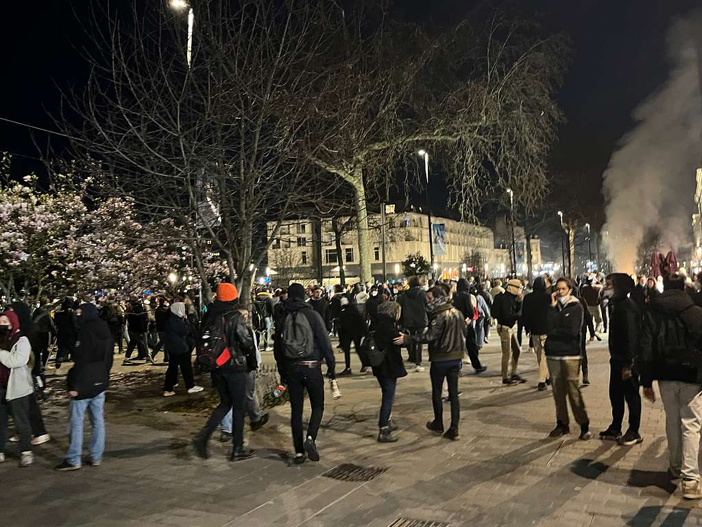 Francia: proteste di insegnanti e studenti in piazza